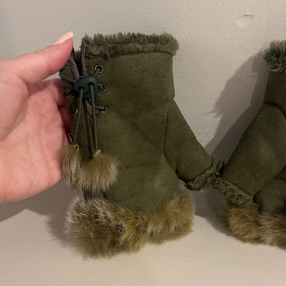 UGG Forest Green Mittens - Picture 3 of 6
